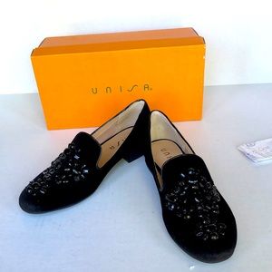 Unisa  black velvet flat, size 8, still in box, never worn